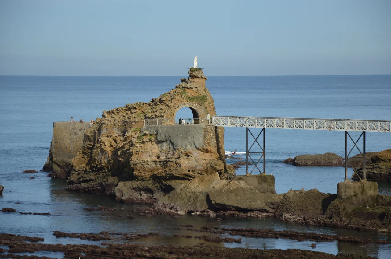 Le Rocher de la Vierge et sa passerelle métallique, symbole de Biarritz face à l’océan Atlantique